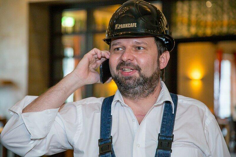 Für Chris Lehner vom Parkcafé gehört der Bauhelm bis Ende März zur Arbeitsklamotte.