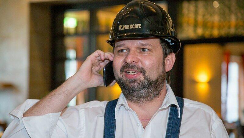 Für Chris Lehner vom Parkcafé gehört der Bauhelm bis Ende März zur Arbeitsklamotte.
