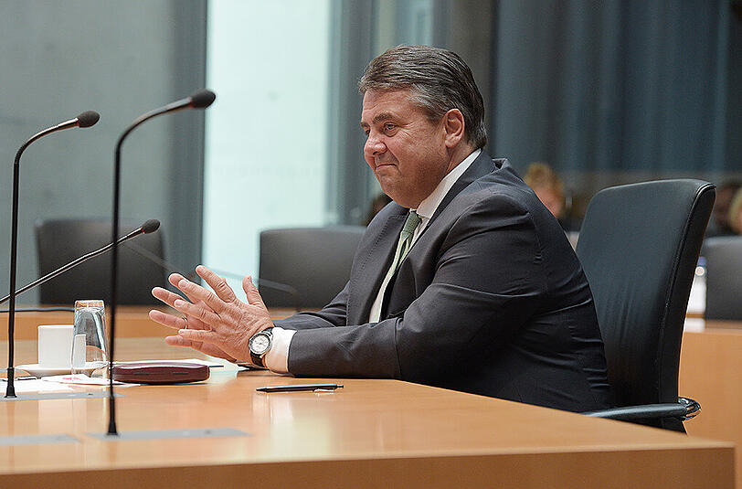 SPD-Chef Sigmar Gabriel sagt im Edathy-Untersuchungsausschuss des Bundestags aus.