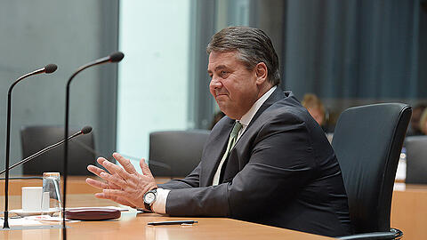 SPD-Chef Sigmar Gabriel sagt im Edathy-Untersuchungsausschuss des Bundestags aus.
