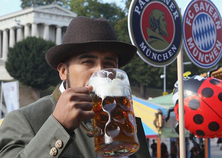 Dem chilenischen Nationalspieler scheint das Wiesn-Bier zu schmecken.