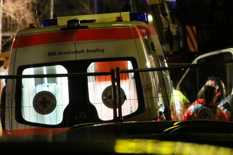 Mehrere Partygäste mussten mit Atembeschwerden behandelt werden - Bilder vom Einsatz in Ampfing