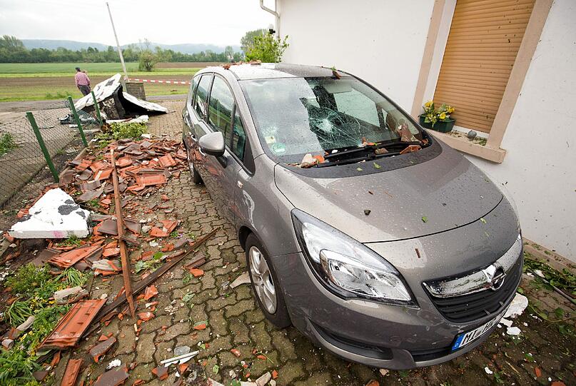 Das Unwetter hat in Nordrhein-Westfalen erhblichen Schaden angerichtet. Die Bilder.