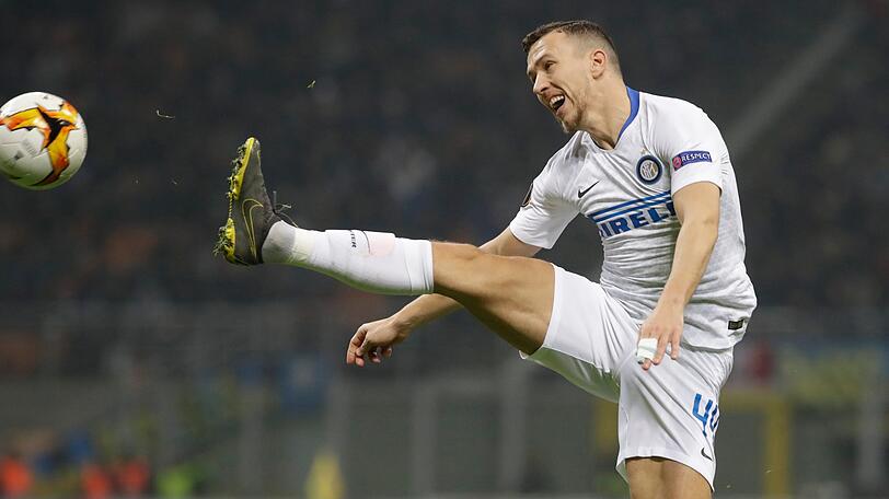 Ivan Perisic versucht den Ball zu spielen.