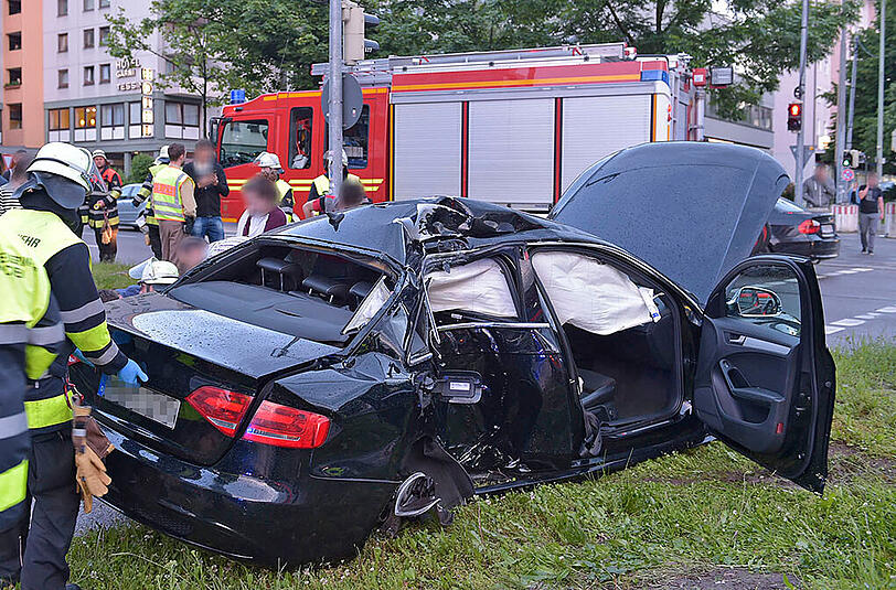 Nachdem er gegen den Lichtmasten geprallt ist, verlor der Fahrer das Bewusstsein. Sein Beifahrer wurde leicht verletzt.