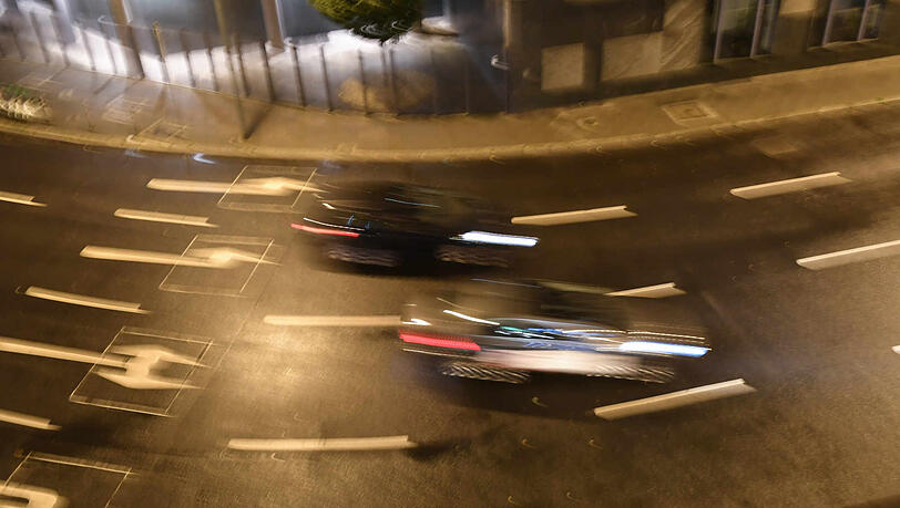 Die beiden Männer sind mit bis zu 130 km/h durch die Stadt gerast. (Symbolbild)