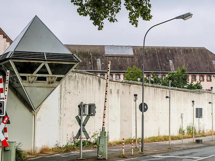 Die fünf Überwachungstürme der JVA sind laut einer Sprecherin derzeit wegen einer Asbestsanierung nicht besetzt.