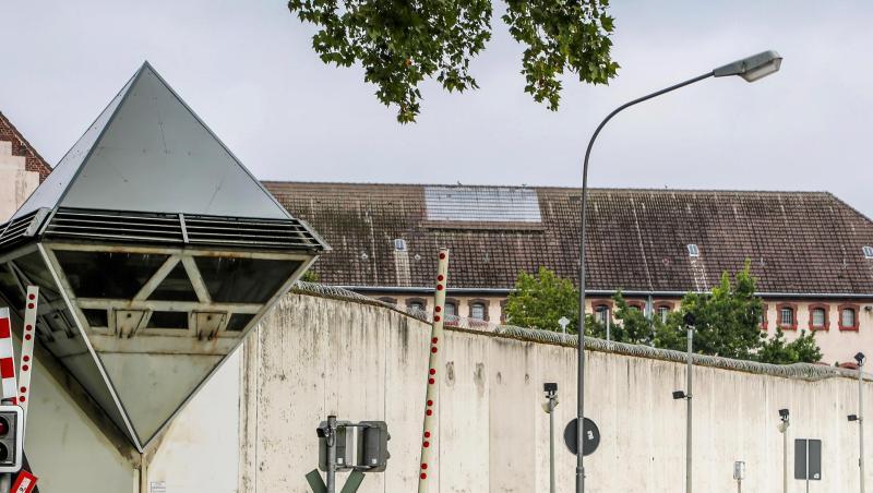 Die fünf Überwachungstürme der JVA sind laut einer Sprecherin derzeit wegen einer Asbestsanierung nicht besetzt. Die fünf Überwachungstürme der JVA sind laut einer Sprecherin derzeit wegen einer Asbestsanierung nicht besetzt.