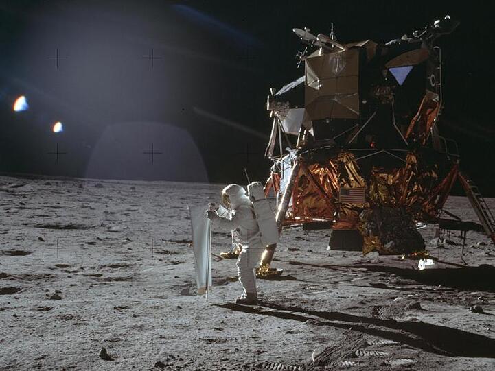 Am 20. Juli 1969 arbeitet der Apollo-11-Astronaut Buzz Aldrin an einem solaren Windversuchsgerät auf der Mondoberfläche.