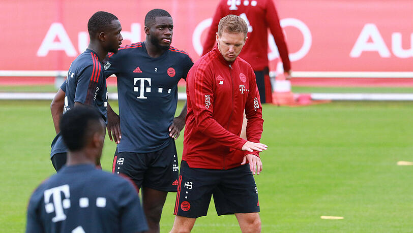 Bayern-Trainer Julian Nagelsmann (r.) will sich noch nicht auf ein Verteidiger-Duo zum Saisonstart festlegen. Upamecano (m.) und Nianzou haben jedoch gute Chancen. Bayern-Trainer Julian Nagelsmann (r.) will sich noch nicht auf ein Verteidiger-Duo zum Saisonstart festlegen. Upamecano (m.) und Nianzou haben jedoch gute Chancen.