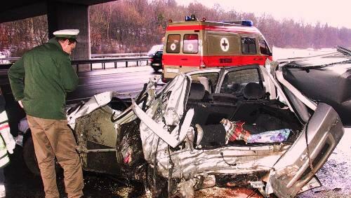 Schwerer Unfall an einer Autobahnbrücke: Solche Szenen werden im Internet immer beliebter. Schwerer Unfall an einer Autobahnbrücke: Solche Szenen werden im Internet immer beliebter.