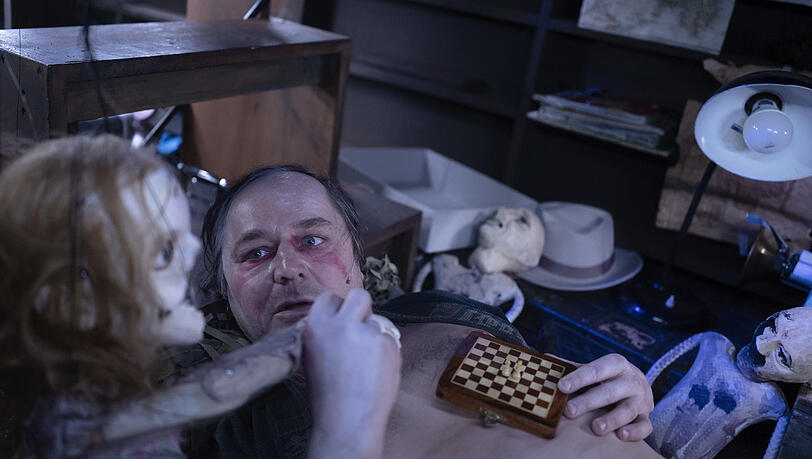Thomas Schmauser spielt sowohl Prospero als auch den Soldaten Hiroo Onada. Thomas Schmauser spielt sowohl Prospero als auch den Soldaten Hiroo Onada.
