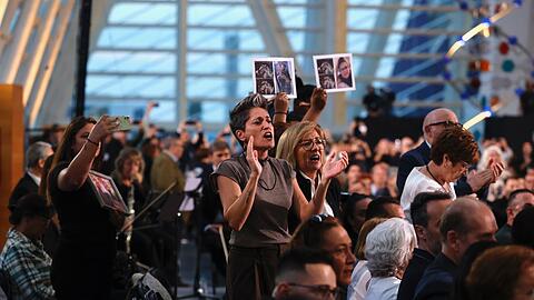 Angehörige von Opfern der Flutkatastrophe von Valencia protestieren bei der offiziellen Trauerfeier am ersten Jahrestag gegen die Teilnahme des Regionalregierungschefs Carlos Mazón. Sie werfen ihm Versagen am Tag der Katastrophe vor.