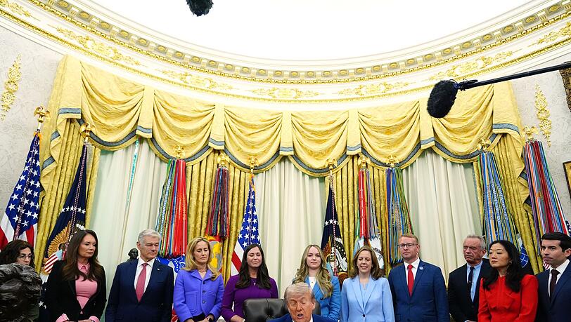 Die Waffenruhe h&auml;ngt laut Trump am seidenen Faden.