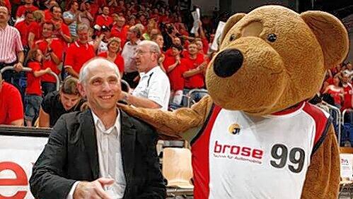 &bdquo;Optimistisch, dass in den nächsten Tagen der Gordische Knoten durchschlagen werden kann&ldquo;: Wolfgang Heyder mit Maskottchen.