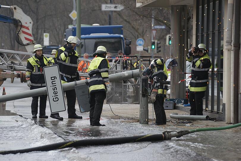 Erst um 9.40 Uhr konnte das Ausströmen des Wassers gestoppt werden.