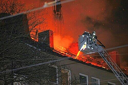 Der Dachstuhl des Wohn- und Geschäftshauses in der Frommannstraße wurde am Ostermontag ein Raub der Flammen.