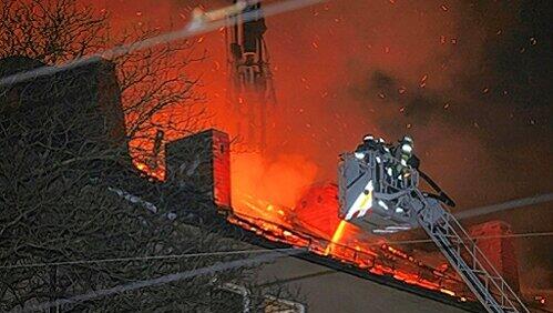 Der Dachstuhl des Wohn- und Geschäftshauses in der Frommannstraße wurde am Ostermontag ein Raub der Flammen. Der Dachstuhl des Wohn- und Geschäftshauses in der Frommannstraße wurde am Ostermontag ein Raub der Flammen.
