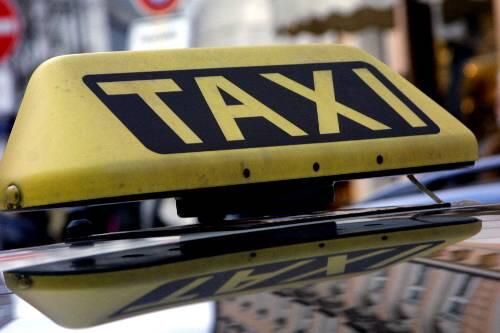 Mit zwei Handys an den Ohren und Zigarette im Mund wurde ein Taxifahrer von der Polizei gestoppt - er lenkte mit den Knien und darf sich auf ein hohes Bußgeld freuen.