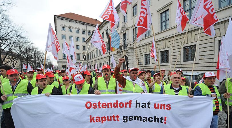 Mitarbeiter von Müller-Brot nehmen am Donnerstag vor dem Wirtschaftsministerium in München an einer Demonstration teil. Sie fordern den Erhalt ihrer Arbeitsplätze.