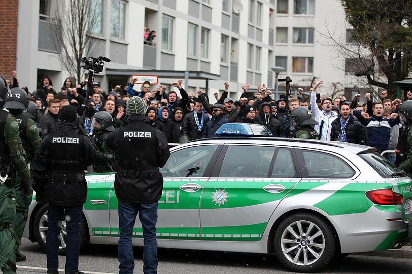 Bengalos, Chinaböller, Flaschenwürfe: FC Bayern II gegen TSV 1860 II: Die Bilder von Aufmarsch der Fans. 1000 Polizei-Beamte sind im Einsatz.