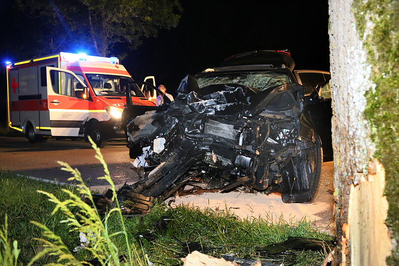 Tödlicher Unfall: In der Alleestraße vor der Ortschaft Tüßling ist ein 55-jähriger Mann mit seinem Pkw auf gerader Fahrbahn nach rechts von der Straße abgekommen und gegen einen Baum geprallt. Die Bilder.