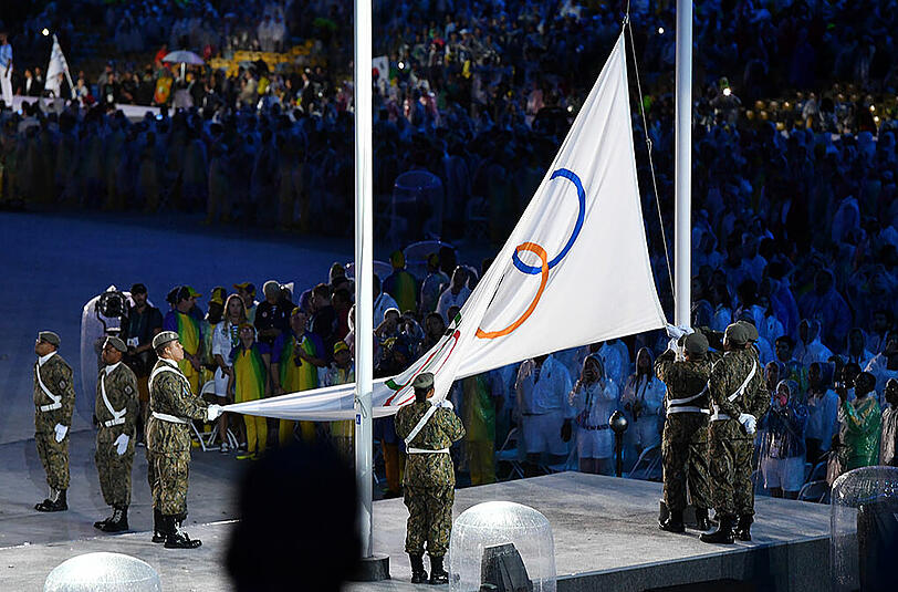 Die Bilder der knallbunten und komplett verregneten Abschlussfeier der olympischen Spiele von Rio.