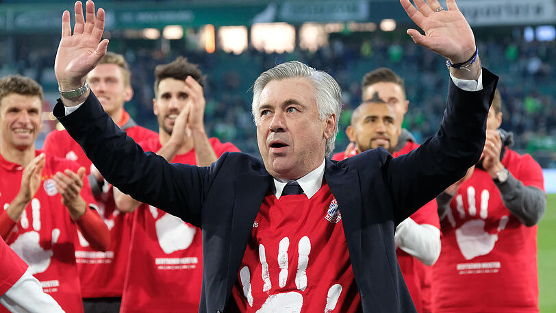 Cinque! Carlo Ancelotti freut sich über seinen ersten Meistertitel mit dem FC Bayern. Für die Münchner ist es der fünfte Triumph in Folge.