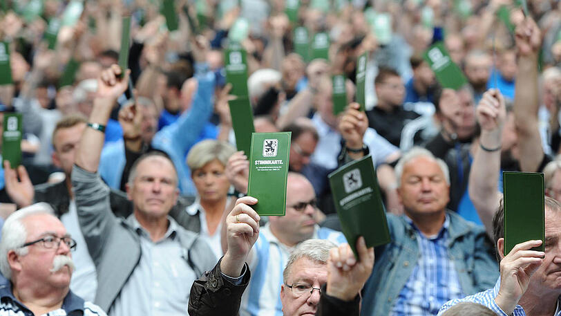Stimmen über die Zukunft ihres Vereins ab: Löwen-Mitglieder auf der Versammlung im Juni 2016. Heute steht die nächste Wahl an.