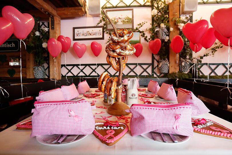 Am Donnerstagmittag luden Natalie Schmid und Estée Lauder zum Ladys Lunch ins Käferzelt.