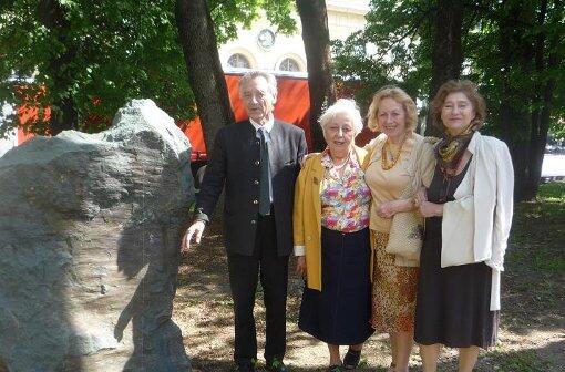 Gruppenbild mit Stein (v. l.) bei der Aufstellung: Stadtrat Reinhold Babor, Gisela Aeckerlein, Vereinsvorsitzende Margot Günther, Seniorenbeirätin Franziska Miroschnikoff.