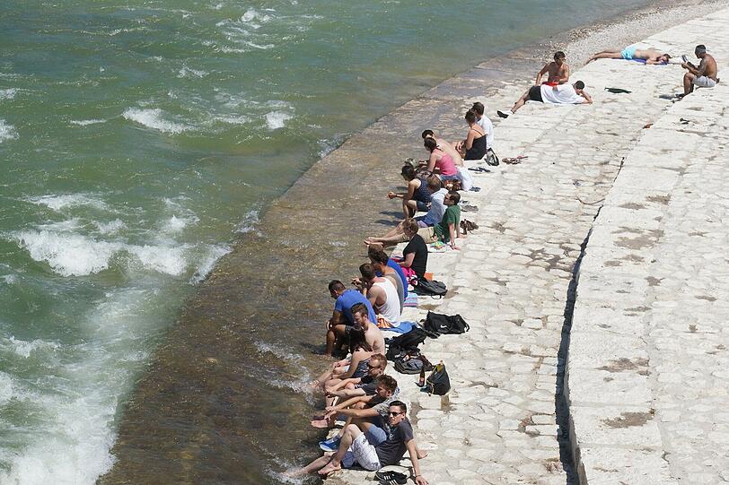 Einschmieren nicht vergessen: Die Münchner genießen die warmen Sonnenstrahlen in vollen Zügen. Fotos: Daniel von Loeper
