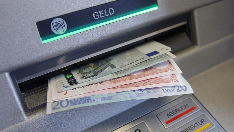 Die Täter manipulierten etliche Geldautomaten. (Symbolbild)