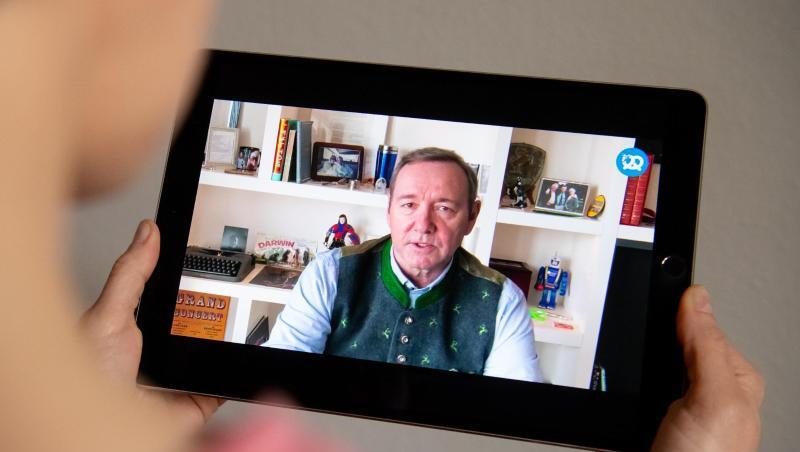 Eine Frau schaut sich die Rede von US-Schauspieler Kevin Spacey auf einem Tablet an. Foto: Sven Hoppe/dpa Eine Frau schaut sich die Rede von US-Schauspieler Kevin Spacey auf einem Tablet an. Foto: Sven Hoppe/dpa