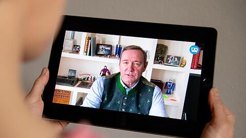 Eine Frau schaut sich die Rede von US-Schauspieler Kevin Spacey auf einem Tablet an. Foto: Sven Hoppe/dpa