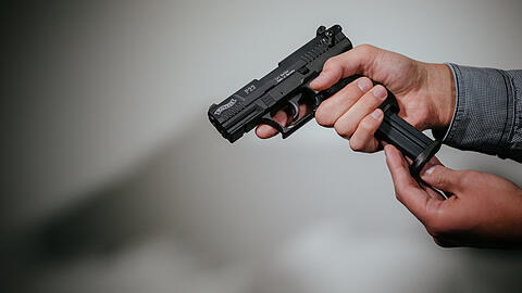 Manche Schreckschusspistolen sind von echten Waffen kaum zu unterscheiden. (Symbolbild)