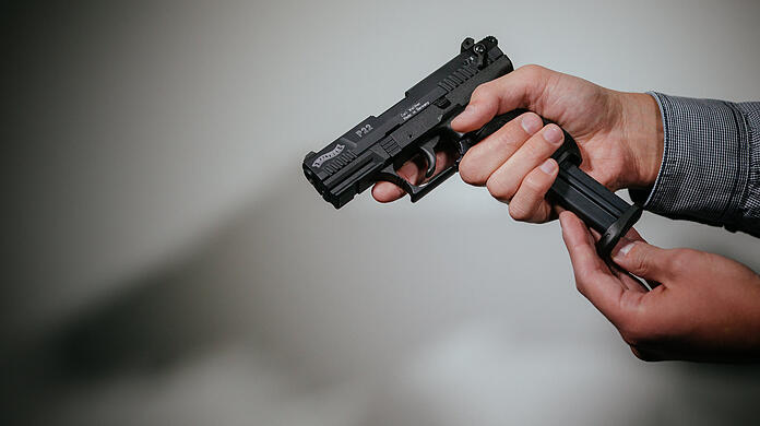 Ein 21-Jähriger hat mehrere Personen in einer Wohneinrichtung mit einer Schreckschusspistole und einem Messer bedroht. (Symbolbild)