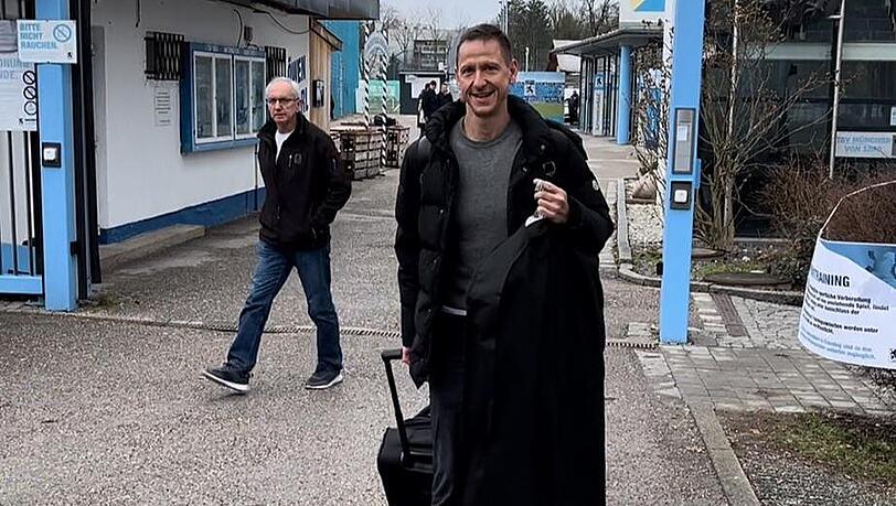 Marc-Nicolai Pfeifer verlässt das Vereinsgelände des TSV 1860, im Hintergrund ist Vizepräsident Hans Sitzberger zu sehen.