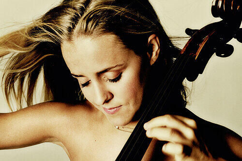 Wurde in der Meistersingerhalle gefeiert: Cello-Star Sol Gabetta spielte in Nürnberg viel Vivaldi &ndash; bis in die Zugaben.