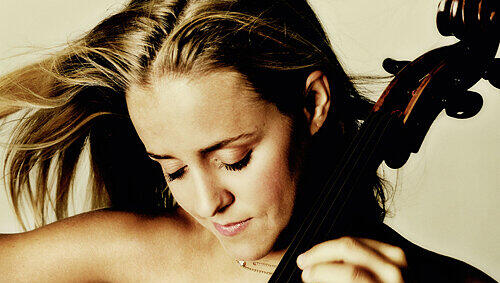 Wurde in der Meistersingerhalle gefeiert: Cello-Star Sol Gabetta spielte in Nürnberg viel Vivaldi – bis in die Zugaben. Wurde in der Meistersingerhalle gefeiert: Cello-Star Sol Gabetta spielte in Nürnberg viel Vivaldi – bis in die Zugaben.