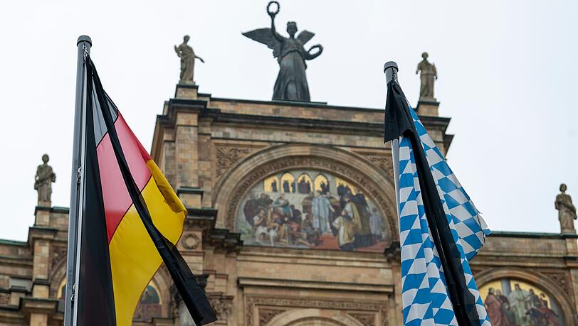 Nach dem Tod der früheren Bundestagspräsidentin Rita Süssmuth hat Bayerns Ministerpräsident Markus Söder (CSU) Trauerbeflaggung angeordnet. (Symbolbild) Nach dem Tod der früheren Bundestagspräsidentin Rita Süssmuth hat Bayerns Ministerpräsident Markus Söder (CSU) Trauerbeflaggung angeordnet. (Symbolbild)