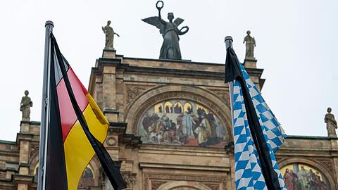Nach dem Tod der fr&uuml;heren Bundestagspr&auml;sidentin Rita S&uuml;ssmuth hat Bayerns Ministerpr&auml;sident Markus S&ouml;der (CSU) Trauerbeflaggung angeordnet. (Symbolbild)