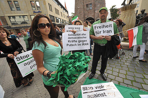 Grün ist die Hoffnung: 300 Iraner demonstrierten am Samstag am Weißen Turm gegen die Islamische Republik.