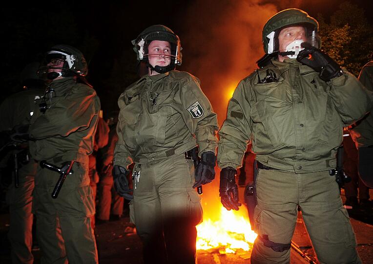Ein Großaufgebot der Polizei versucht in der Nacht auf den 1. Mai, in der es in jedem Jahr zu gewaltsamen Ausschreitungen kommt, für Ordnung zu sorgen. Die Bilder