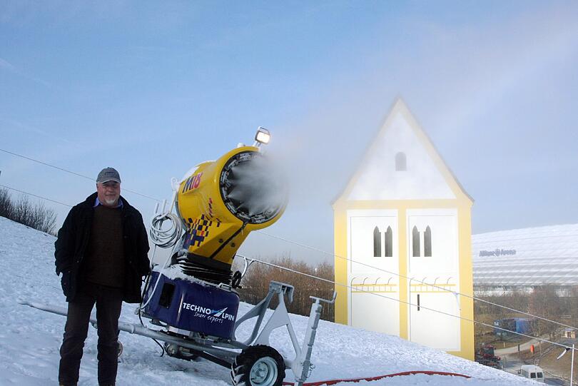Im Winter 2008 hatte der &bdquo;Verein Fröttmaninger Skiarena&ldquo; ausprobiert, ob man auf dem Müllberg neben dem Windrad einen Skibetrieb organisieren kann