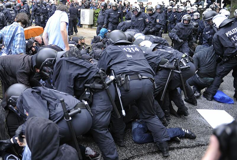 Brennende Straßenblockaden und aggressive Demonstranten: Bei einer Kundgebung von Rechtsextremisten zum "Tag der Deutschen Zukunft" kam es am Samstag in Hamburg zu schweren Ausschreitungen. Trotz eines Großaufgebots der Polizei mit mehreren tausend Beamten aus mehreren Bundesländern konnte sie Rechte und linke Gegendemonstranten nicht immer auseinanderhalten. Mehrere tausend Menschen und ein breites Bündnis aus Parteien, Gewerkschaften, Vereinen, Kirchen und anderen gesellschaftlichen Organisationen hatten sich gegen die rechte Kundgebung formiert.