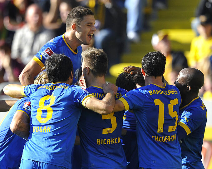 Die Braunschweiger Spieler bejubeln den Treffer zum 0:1