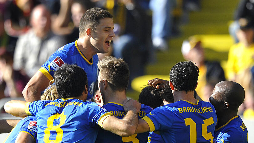 Die Braunschweiger Spieler bejubeln den Treffer zum 0:1 Die Braunschweiger Spieler bejubeln den Treffer zum 0:1