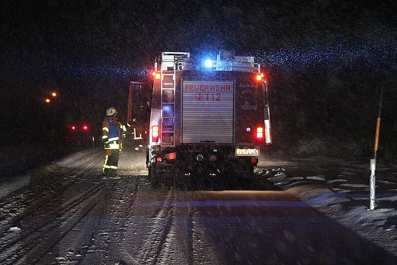In Surberg bei Traunstein kollidiert ein Railjet-Zug mit dem Auto einer Rentnerin, das auf die Gleise gerutscht ist. Das Auto wird von der Wucht des Aufpralls in zwei Teile zerrissen. Verletzt wird glücklicherweise niemand.