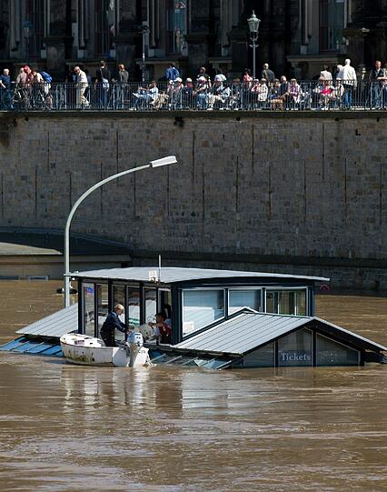 Die Jahrhundert-Flut: Die bewegenden Hochwasser-Bilder.
